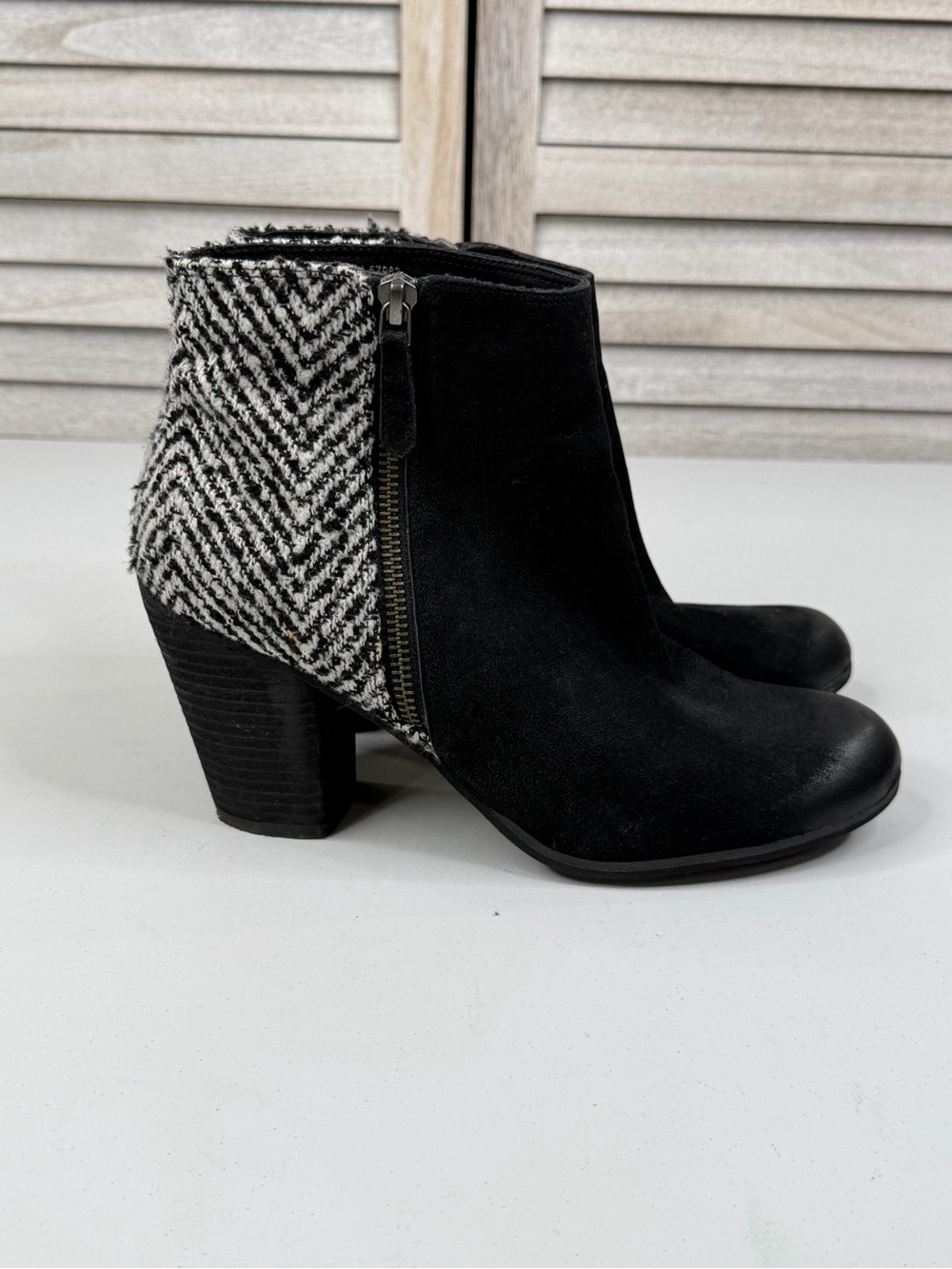 BP Women's Leather/Herringbone Knit Side Zip Heeled Ankle Booties Black/White-10
